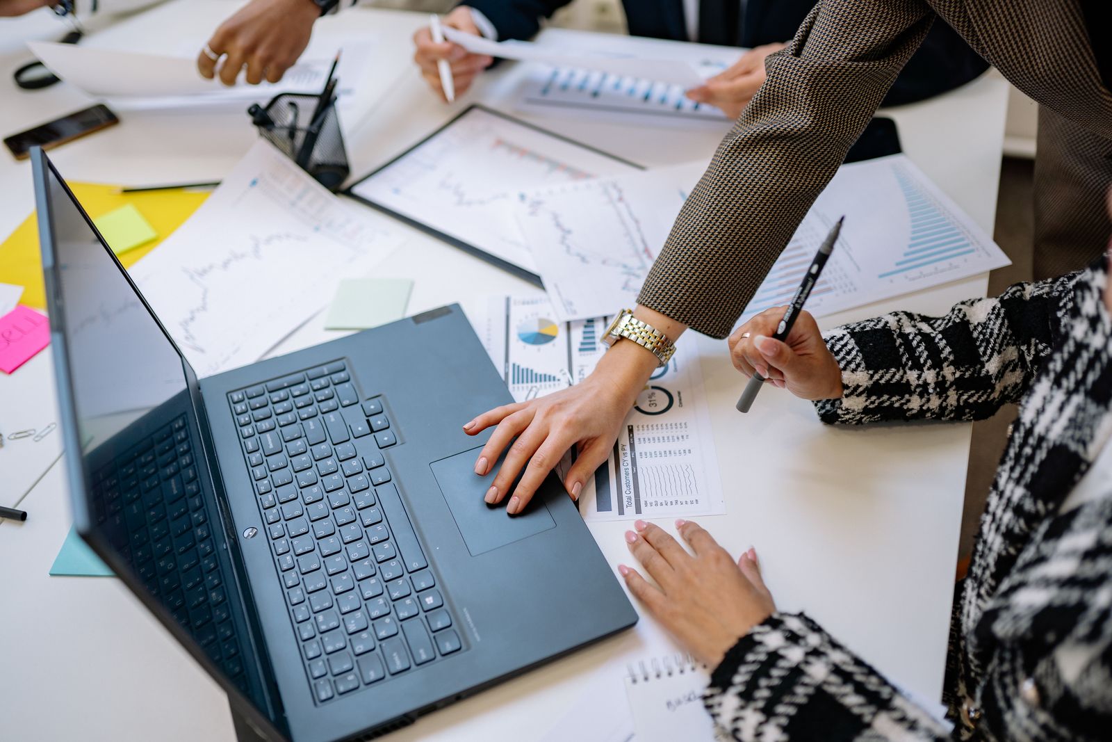 Team analysiert gemeinsam Daten und Diagramme